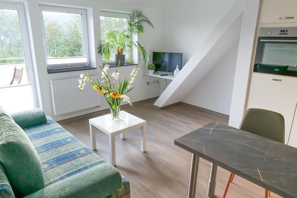 Wunderschoene Ferienwohnung Mit Balkon In Aue Esterno foto